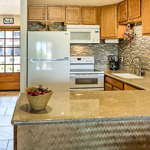 Apartment Pristine With Balcony Walk To Beach!, Lihue